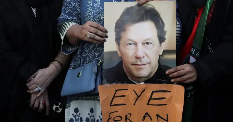 পিটিআই পার্টির সমর্থকরা ইমরান খানের পোস্টার নিয়ে করাচিতে